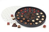 Fyldte chokolader & 4 stk. marcipanhjerter Rund Hvid Palæ Æske 340 g 